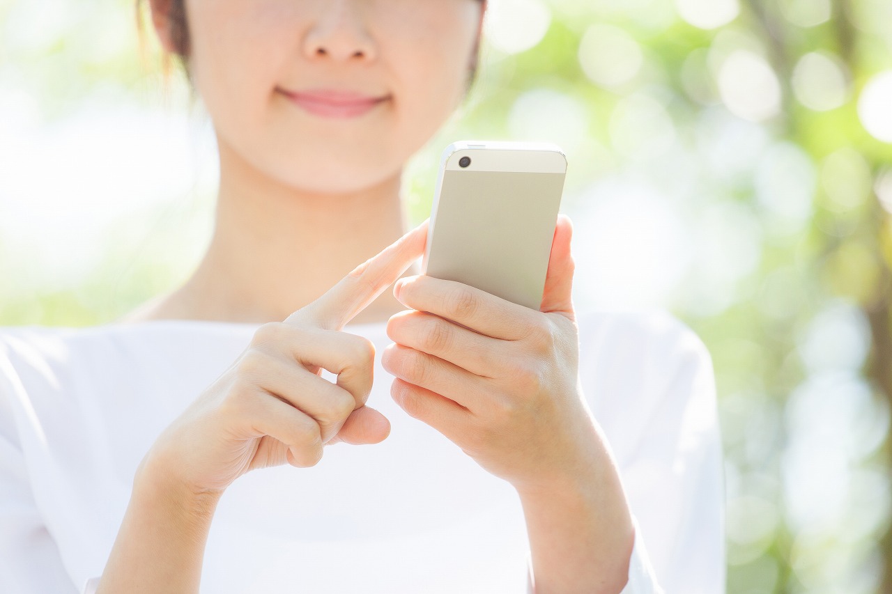 スマホ操作女性