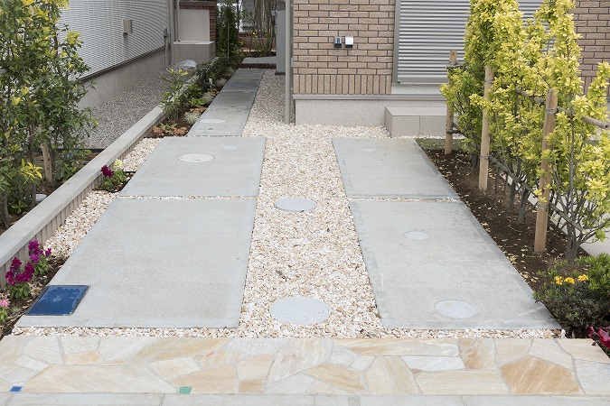 土間コンクリートと砂利