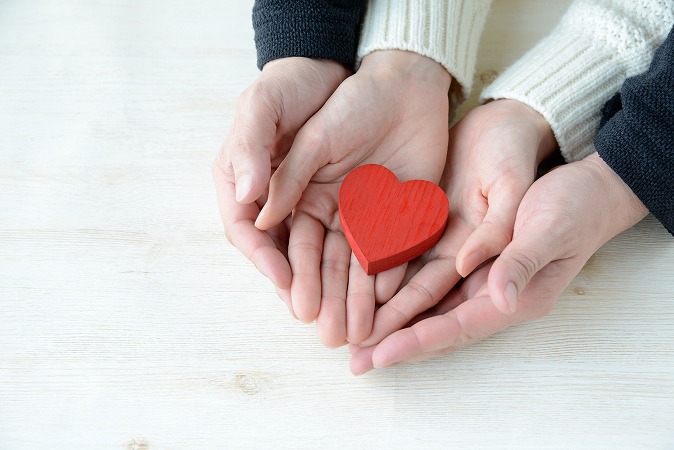 ハートを包み込む手
