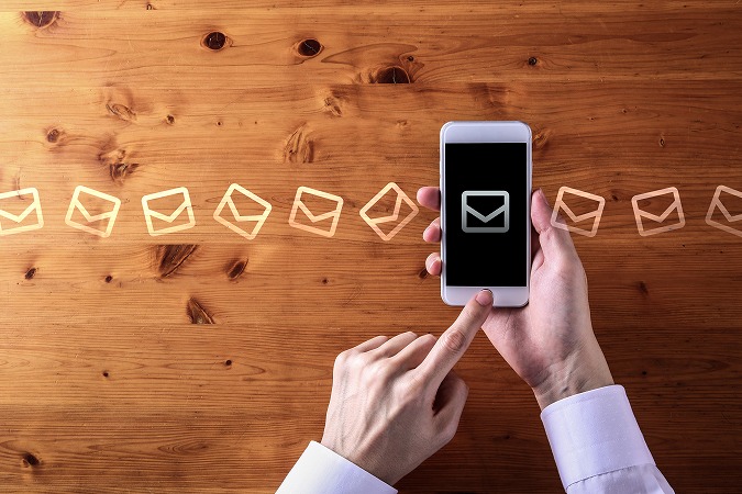 スマホを通過中のメール