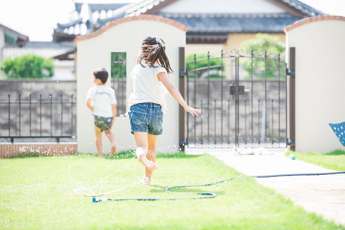 走る子どもたち