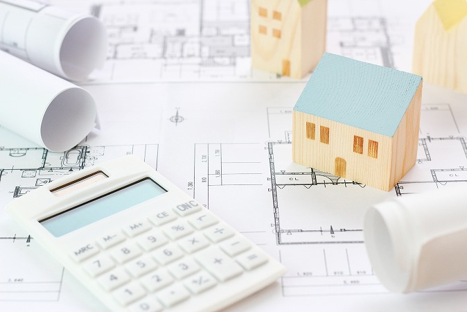 家の模型と設計図