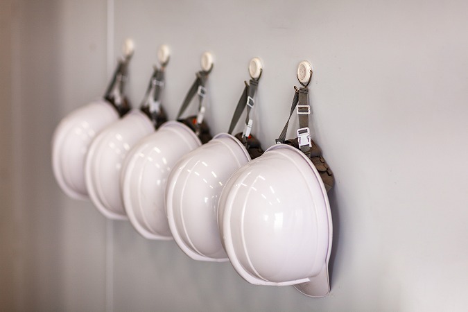 壁にかかっているヘルメット